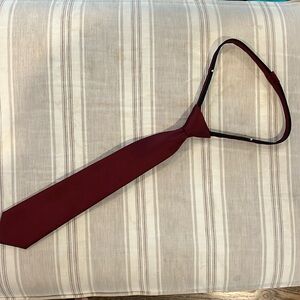 Egara zip tie maroon. Great condition